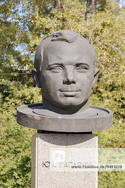 Yuri Gagarin  bronze monument  Irkutsk  Siberia  Russian Federation