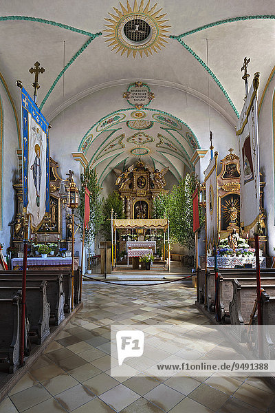 Pfarrkirche St. Andreas mit Fronleichnam-Dekoration  Oberpframmern  Bayern  Deutschland  Europa