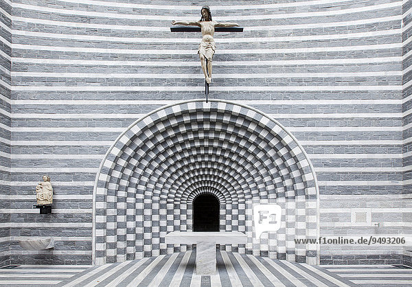 Altarraum der Kirche Chiesa di San Giovanni Battista  Architekt Mario Botta  Fusio  Mogno  Lavizzara  Kanton Tessin  Schweiz  Europa