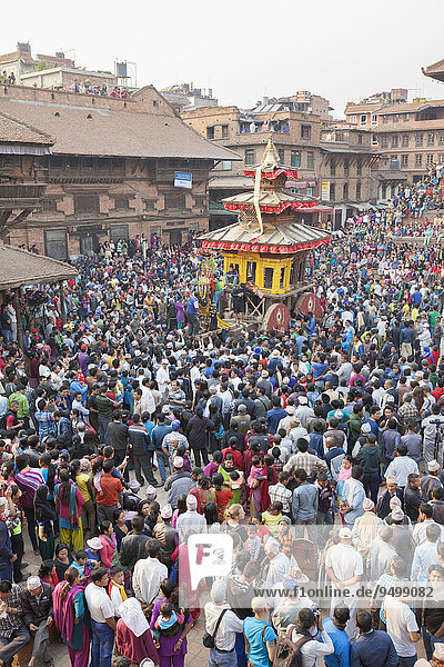 Zuschauer am Taumadhi Tol Platz,  traditionelles Wagenrennen,  Bisket Jatra Neujahrsfest,  Bhaktapur,  Nepal,  Asien