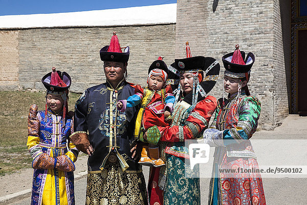 Familie in alter traditioneller Kleidung Mongolei Asien