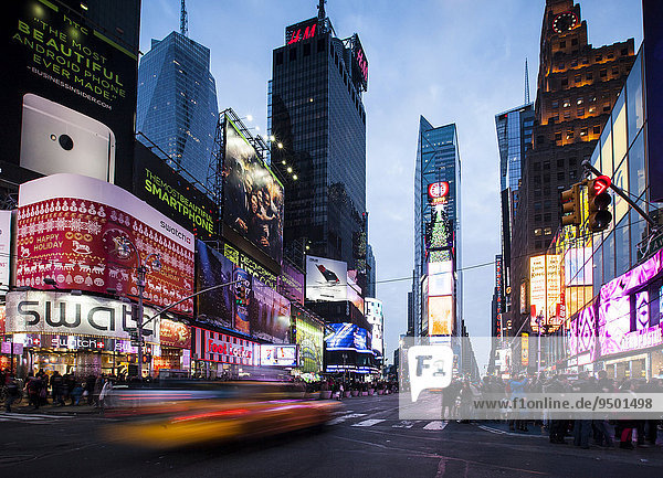 Am Times Square  Kreuzung Broadway und Seventh Avenue  Manhattan  New York  USA  Nordamerika