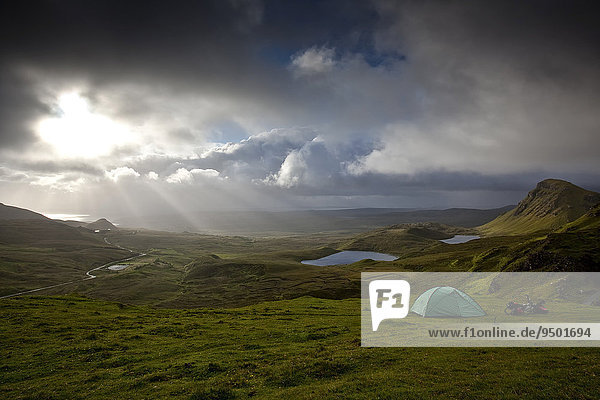 Zelten  Camp in der Felsenlandschaft Quiraing  Trotternish Ridge  Isle of Skye  Schottland  Großbritannien  Europa