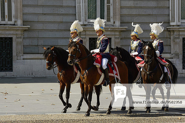 Königliche Garde auf Pferden vor dem Palacio Real  Madrid  Spanien  Europa