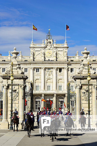 Abmarsch der Garde  nach Anfahrt eines Botschafters zur Audienz bei König Felipe VI. im Palacio Real  Madrid  Spanien  Europa