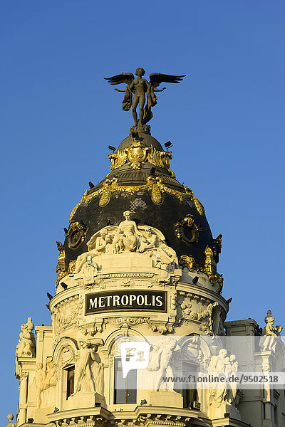 Kuppel mit Victoria-Statue  Metropolis-Haus  Madrid  Spanien  Europa