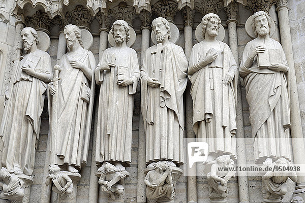 Heiligenfiguren  gotisches Portal der Kathedrale Notre-Dame de Paris  Paris  Frankreich  Europa