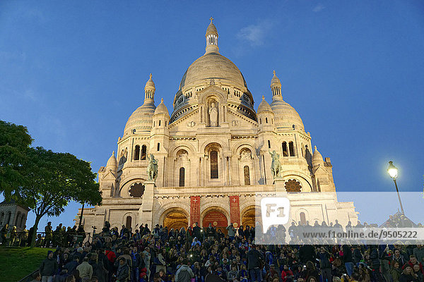 Basilika Sacré-C?ur auf dem Hügel von Montmartre in der Dämmerung  Paris  Frankreich  Europa