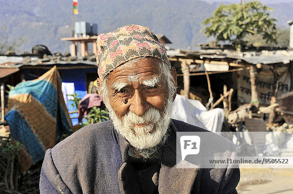 Alter Nepalese  Porträt  Pokhara  Nepal  Asien