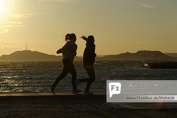 Joggerinnen am Strand  bei La Pointe-Rouge  Marseille  Provence-Alpes-Côte d'Azur  Frankreich  Europa