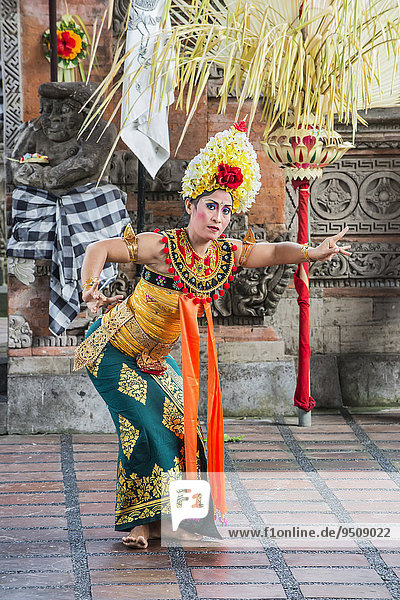 Barong und Kris Tanz  traditioneller balinesischer Tanz  Ubud  Bali  Indonesien  Asien