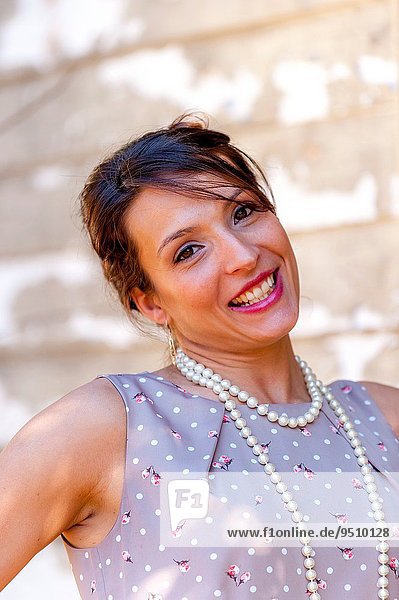 Außenaufnahme Portrait lächeln braunhaarig Halskette Kette Blick in die Kamera Kleidung 30 Kleid Collier alt freie Natur Perle Jahr