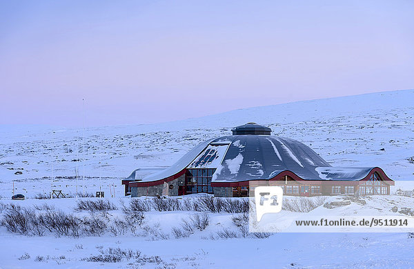 Geschlossenes Besucherzentrum am Polarkreis im Winter, Abenddämmerung, Saltfjell, Norwegen, Europa