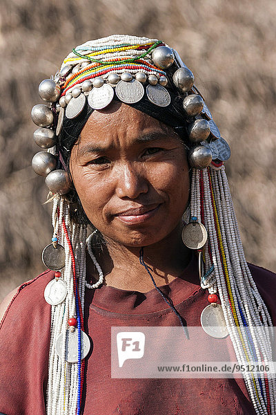 Frau mit traditionellem Kopfschmuck  vom Ethnie der Akha  bei Kyaing Tong  Myanmar  Asien