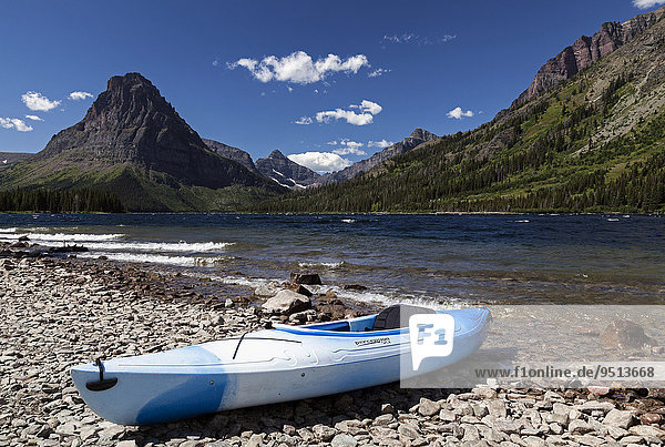 Kanu am Two Medicine Lake  hinten Sinopha Mountain  Glacier-Nationalpark  Rocky Mountains  Montana  USA  Nordamerika