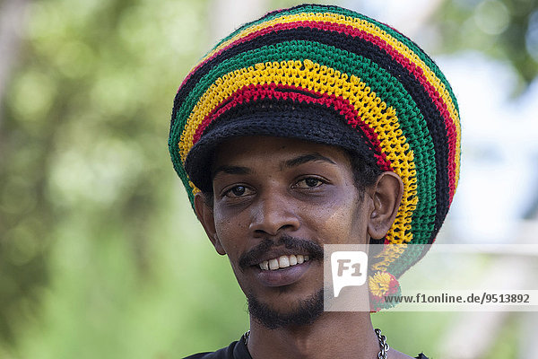 Einheimischer Mann mit Rasta-Mütze  Portrait  Praslin  Seychellen  Afrika