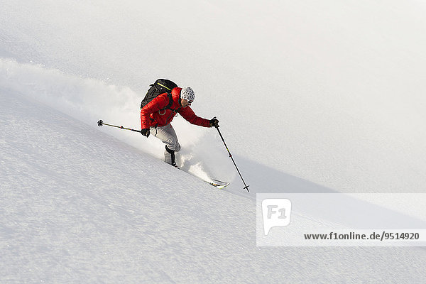 Skifahrer im Pulverschnee  Nordland  Norwegen  Europa