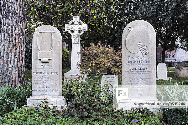 Grab,  John Keats,  Dichter der englischen Romantik,  rechts Grab Joseph Severn,  englischer Maler,  Protestantischer Friedhof,  Testaccio,  Roma,  Lazio,  Italien,  Europa