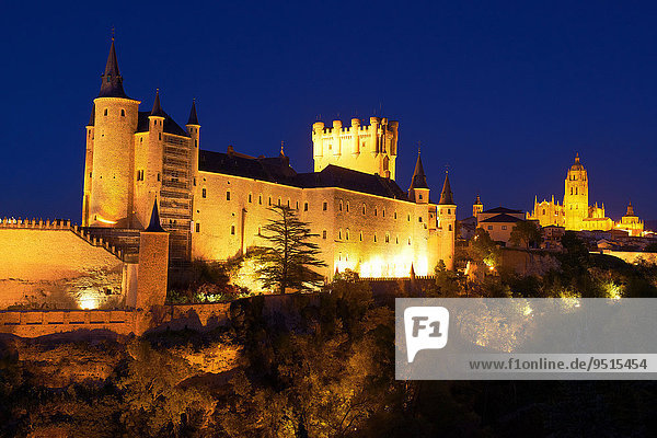 Alcazar und Kathedrale von Segovia in der Dämmerung  Segovia  Kastilien und León  Spanien  Europa