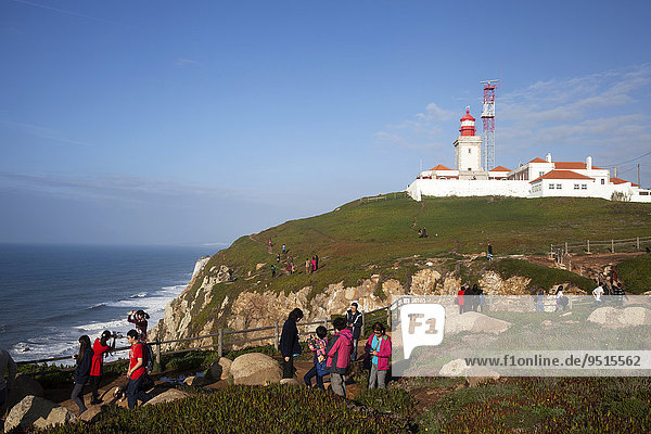 Touristen an der Steilküste,  Leuchtturm,  westlichster Punkt des europäischen Kontinents,  Cabo da Roca,  Sintra,  Portugal,  Europa