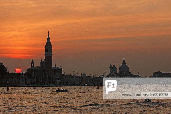 Sonnenuntergang über der Lagune von Venedig mit San Giorgio und Santa Maria  Lagune von Venedig  Venedig  Venetien  Italien  Europa