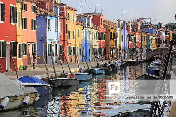 Bunte Häuser an einem Kanal  Burano  Venedig  Venetien  Italien  Europa