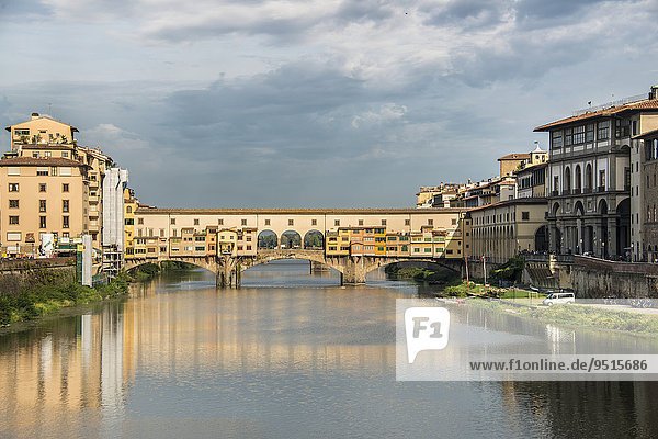 Altstadt von Florenz mit Ponte Vecchio über den Arno  UNESCO Weltkulturerbe  Florenz  Toskana  Italien  Europa