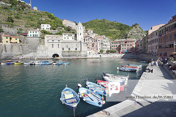 Fischerboote im Hafen  Vernazza  Cinque Terre  Rivera di Levante  Provinz La Spezia  Ligurien  Italien  Europa