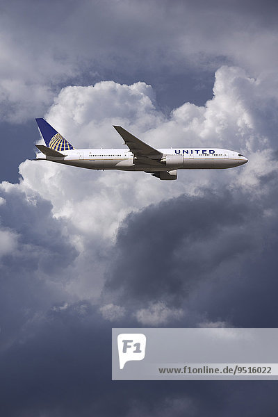 United Airlines Boeing 777 im Flug bei schlechtem Wetter