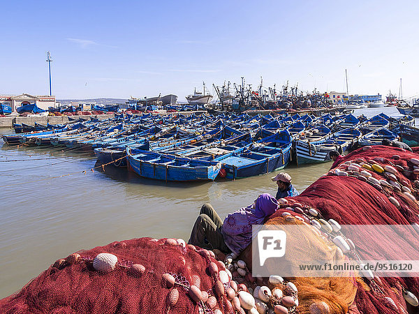 Alte blaue Fischerboote im Hafen von Essaouira  Unesco-Weltkulturerbe  Marokko  Afrika