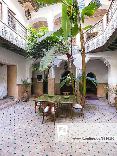 Innenhof eines typischen Riad  altes Herrschaftshaus  Medina  Marrakesch  Marrakesch-Tensift-El Haouz  Marokko  Afrika