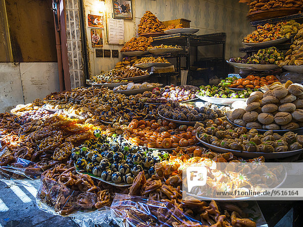 Gewürze und getrocknete Früchte werden zum Kauf angeboten  Souk  historische Medina  Marrakesch  Marrakesch-Tensift-El Haouz  Marokko  Afrika