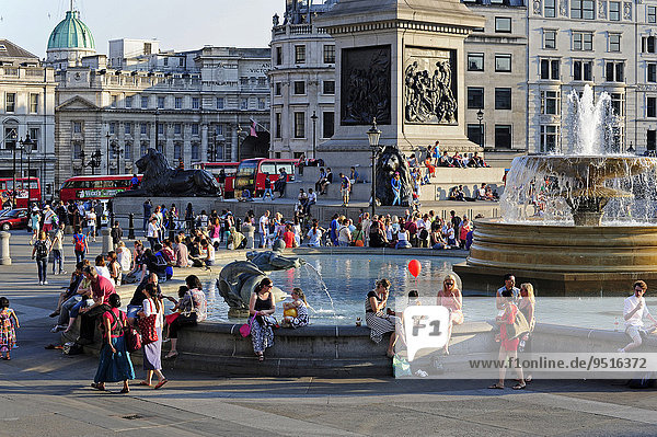 Brunnen mit Menschen  Trafalgar Square  West End  London  England  Großbritannien  Europa