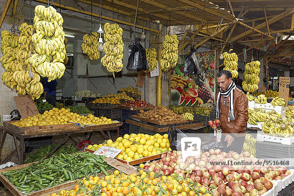 Obststand im Obstmarkt  Souk  Amman  Jordanien  Asien