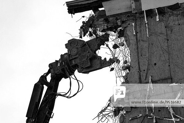Bagger mit Abrissschere beim Abriss eines Gebäudes  Hamburg  Deutschland  Europa