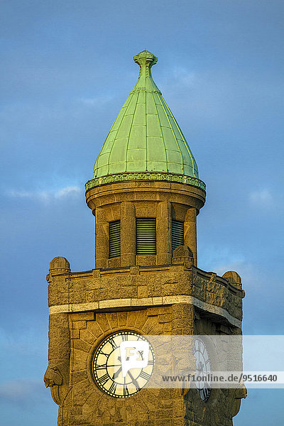 Pegelturm auch Uhren- und Glockenturm an den St. Pauli Landungsbrücken,  Hamburg,  Deutschland,  Europa