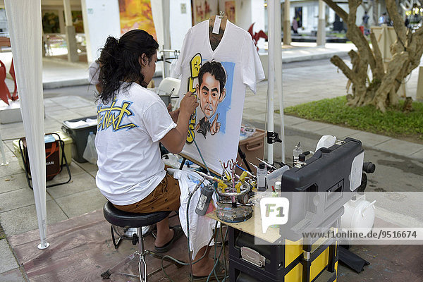 Frau airbrusht ein Portrait auf ein T-Shirt  Hua Hin  Thailand  Asien