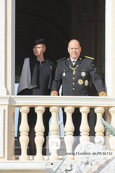Fürstin Charlène und Fürst Albert II. von Monaco am Fürstenpalast am Nationalfeiertag Fête du Prince  Fürstentum Monaco