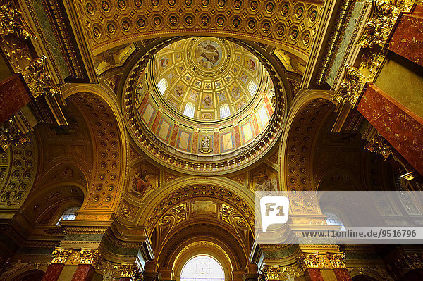 Klassizistisches Innere der St.-Stephans-Basilika oder Szent István-bazilika  Budapest  Ungarn  Europa