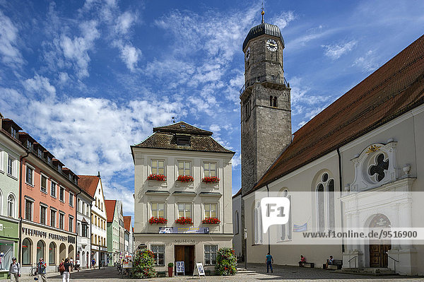 Altes Rathaus mit Stadtmuseum  Stadtpfarrkirche Mariae Himmelfahrt  Marienplatz  Weilheim in Oberbayern  Oberbayern  Bayern  Deutschland  Europa