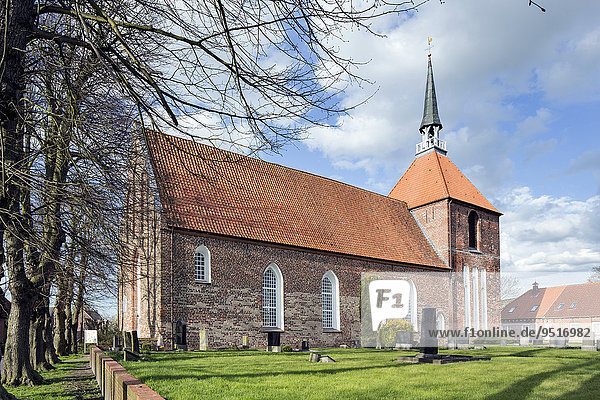 Rysumer Kirche  evangelisch-reformiert  Rundwarftendorf Rysum  Krummhörn  Ostfriesland  Niedersachsen  Deutschland  Europa