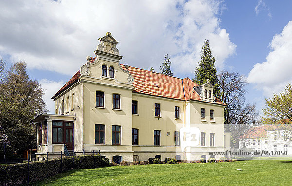 Schlösschen  Regierungspräsidentenpalais im Auricher Schlossbezirk  Aurich  Ostfriesland  Niedersachsen  Deutschland  Europa