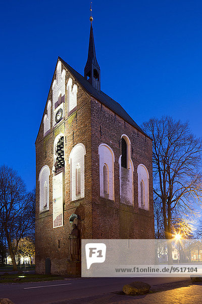 Frei stehender Glockenturm  Romanische Ludgerikirche aus dem 13. Jahrhundert  Norden  Ostfriesland  Niedersachsen  Deutschland  Europa