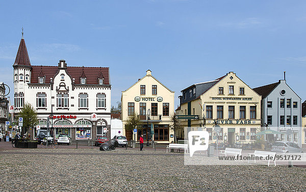 Schloss-Apotheke und Geschäftshäuser  Alter Markt  Jever  Friesland  Niedersachsen  Deutschland  Europa