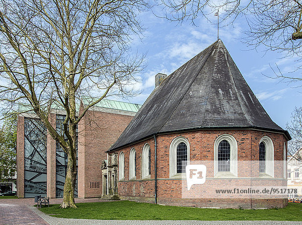 Evangelische Stadtkirche Jever aus historischen Bauteilen und modernen Ergänzungen  Jever  Friesland  Niedersachsen  Deutschland  Europa