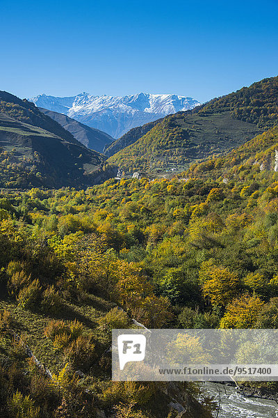 Die kaukasischen Berge im Herbst  Tschetschenien  Kaukasus  Russland  Europa