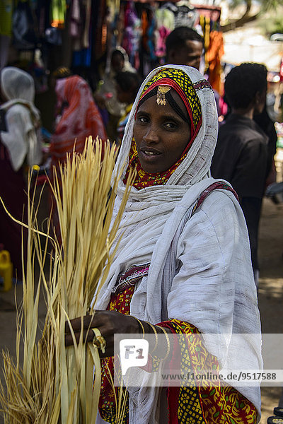 Frau beim Einkaufen auf dem bunten Montagsmarkt von Keren  Eritrea  Afrika