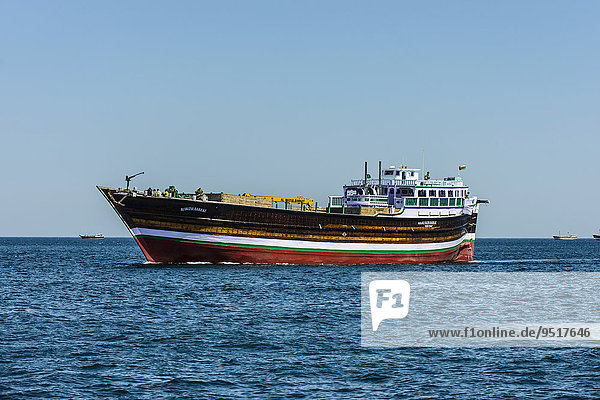 Traditionelle Dhow  die Güter befördert  Fjord Khor Ash Sham  Musandam  Oman  Asien