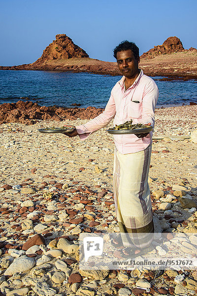 Ein Mann mit frischen Garnelen  Dimhari  Insel Sokotra  Jemen  Asien
