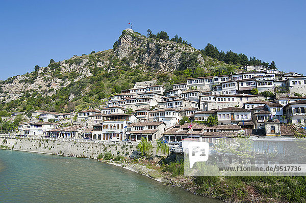 Der Fluss Osum mit dem Stadtteil Mangalem  UNESCO Weltkulturerbe  Berat  Albanien  Europa